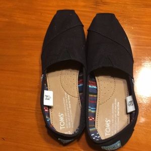 TOMs black canvas shoes